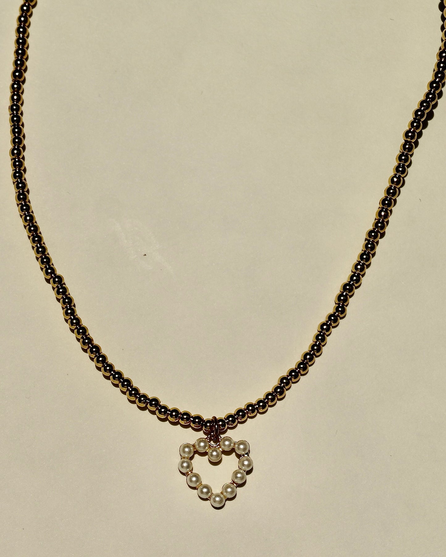 Collar Dorado con Dije de Corazón de Perlas